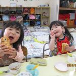 子どもの日祝い会の給食です！こいのぼりパン、いただきま～す🎏
