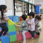 ソフト積み木でバスを作ったよ！みんなでバスに乗って出発～🚌