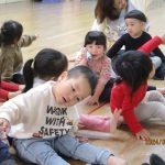 月に1度、リトミック教室に参加しています🎹 足を伸ばして座って、ゆらゆら～🎵
