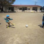 サッカーゴールに向かってキーック！！