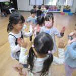 月に２回のリトミック教室♪ピアノの拍子に合わせて手と足を動かして・・・リズム感バッチリ！