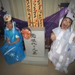 オバケになりきって楽しかったね♪お墓の横でハイ！ポーズ！