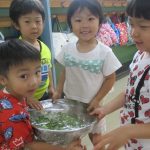 給食室まで持って行くお手伝い！重たいけど頑張るよ‼