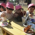 大きい木の下のマルシェで、お料理中！大忙し！！