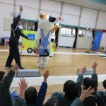 横断歩道を渡る時は、右手を挙げるよ。