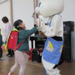 横断歩道、上手に渡れたね✨ミーちゃんとタッチ！
