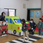 停まっている車の影から別の車が出てくるかもしれないよ。