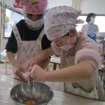 らいおん組生地作り・・卵を上手に割れたよ♪