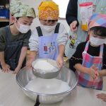 小麦粉ふるい中！！沢山あったけどみんなで頑張りました♪