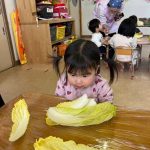 じーっ👀どこからちぎろうかな～😄