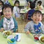 給食のカレー、とっても美味しいなあ🍛おかわりしよ～っと💗
