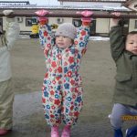 鉄棒にぶら下がってゆらゆら～…