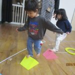 遊戯室でたくさん体を動かしました(^^)/さんかく積み木の橋を、落ちないようにそーっと渡るよ！