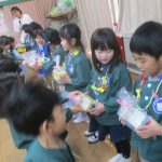 ぞう組のお友だちからは、小学校に行っても使える、ペン立てをプレゼント💗
