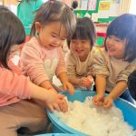 たらいに雪を持ってきたよ。ひゃ～！！！雪は冷たいけど楽しいねぇ😆