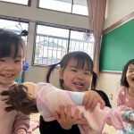 お部屋でままごと。かわいいママ達は、今日もお人形のお世話で大忙し！