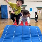 よいしょ、よいしょ♪マットのお山を登ったよ！！