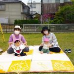 園庭でひなたぼっこ！お日さまが暖かくてきもちがいいね✨