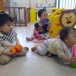 お部屋の中でも、元気いっぱい！！色んな物にも興味があります。