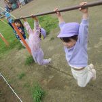 鉄棒ぶらぶら楽しいね！