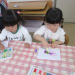 お絵描き、シール貼りも大好き！