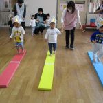 こあら組は、落ちないように一本橋を渡るよ。