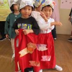 ぞう組らいおん組のペアでこいのぼりでかぱんリレー！赤組頑張るぞ🚩