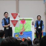 「止まれ」の標識(マーク)はどっちかな？この標識(マーク)があったら、しっかり止まってね‼
