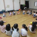 リトミック教室♬音楽に合わせてお隣さんにボールを、はい！どうぞ‼