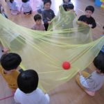リトミック教室♪ボールを落とさないように慎重に転がすよ～