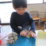 粘土遊びに夢中・・・何を作ろうかな～
