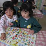 絵本タイム📖迷路と、○○を探せシリーズが人気です