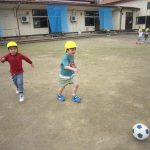 園庭でサッカー⚽ボールまてまてー!!