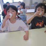 洗口液を口に入れて
