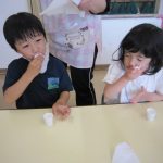 最後はティッシュで口を拭きます。上手にできたね(^^)