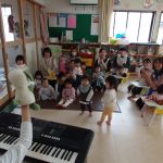 初めてのリトミック教室♪楽しい音楽が聞こえてきたよ！！何が始まるかワクワク～😄