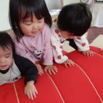マットのお山に登ったり、転がったり。マット遊びは楽しいね～！！