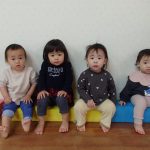 遊戯室でちょっと休憩。ソフトブロックに座って「はい、チーズ💗」