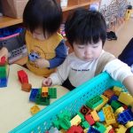 お友だちと並んで一緒にブロック遊び🤖積み重ねたり、集めたりどうやって遊ぼうかな？？