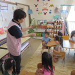ミニトマトの苗を見てお勉強中？