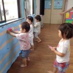 りすさんは、おりひめさまひこぼしさまからもらった☆を、天の川にペタペタ貼りました。