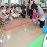 未満児のお友達は小さなピンで挑戦、頑張れ～！！
