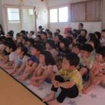 支援室が映画館に！みんな真剣に観ていました🎥