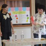 ペットボトルを振ると・・・透明な水がオレンジ色に⁉