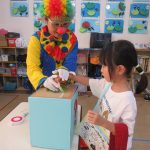 「まねっこジェスチャーゲーム」くじを引いてお題を確認！ドキドキ…！！