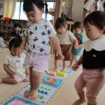 センサリーマットで遊んだよ✨ふわふわ、ごつごつしているね！