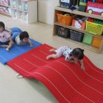 お友だちと一緒にマットの山をのぼるぞ～！
