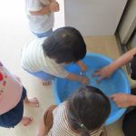 氷水を触ってみたよ！冷たくて気持ちがいいね☆