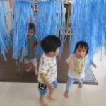 スズランテープの波のトンネルをくぐって遊んだよ♪いないいないばあっ！