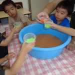 色水あそび。好きなジュースでかんぱーい！混ぜるとどんな色になるのかな？🍹